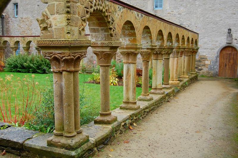 Cloître, vue partielle, galerie nord