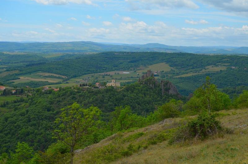 vue générale du château et de l'église dans leur environnement