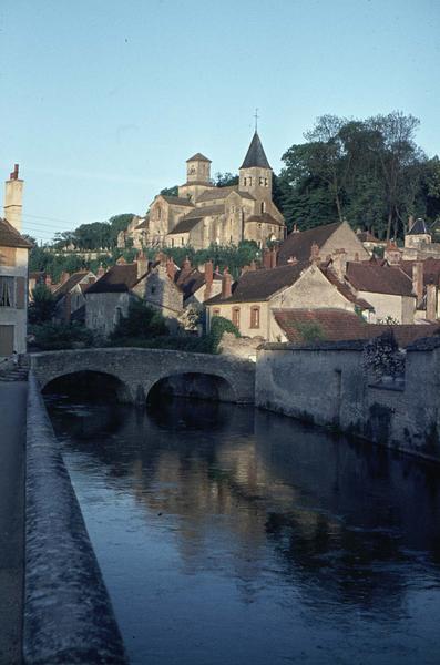 Vue générale de la ville, la Seine au premier plan, ensemble nord-ouest de l'église