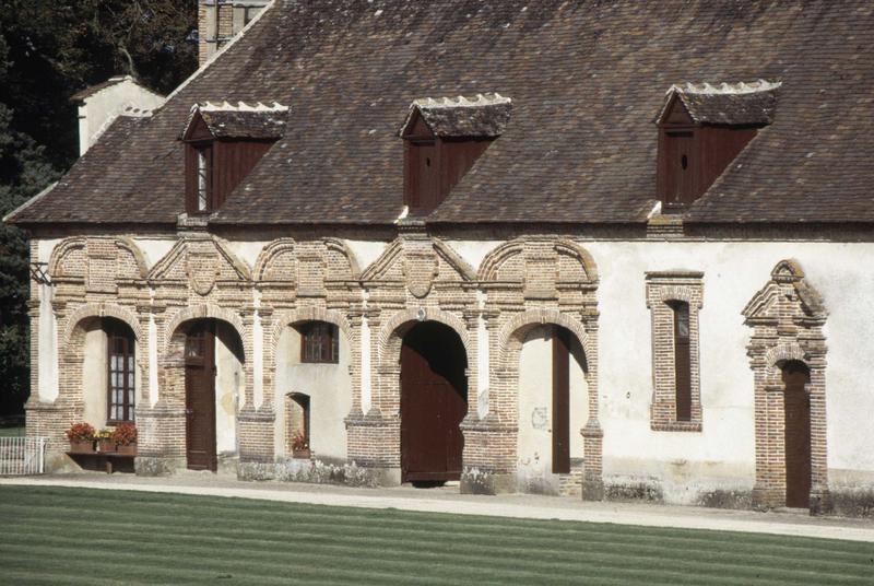 Les communs : portes avec frontons