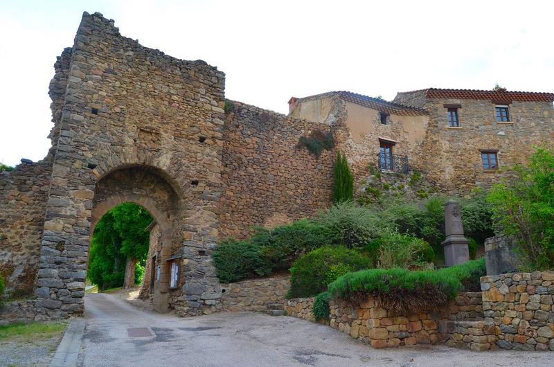 porte fortifiée et ancien mur d'enceinte, ensemble est, vue générale