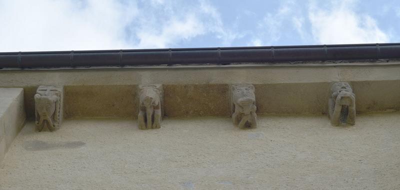 détail des corbeaux de pierre sculptés, façade Sud