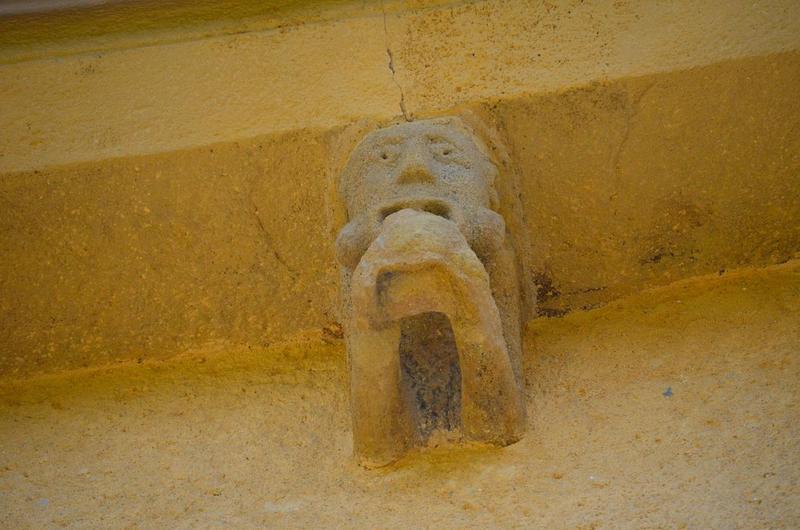 détail d'un des corbeaux de pierre sculpté, façade sud