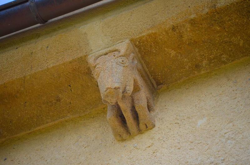 détail d'un des corbeaux de pierre sculpté, façade sud