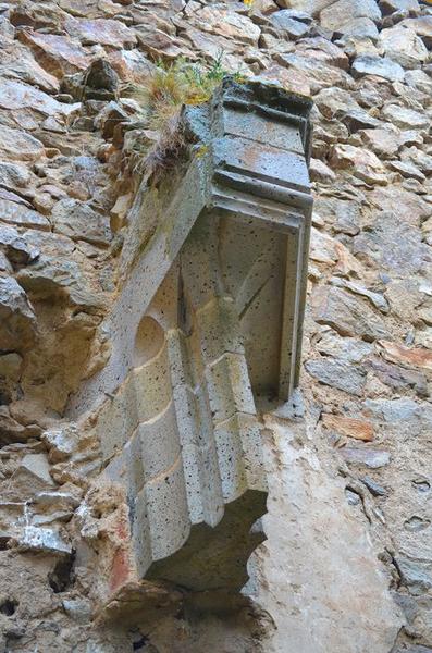 vue partielle des ruines, détail d'un des montants d'une cheminée monumentale