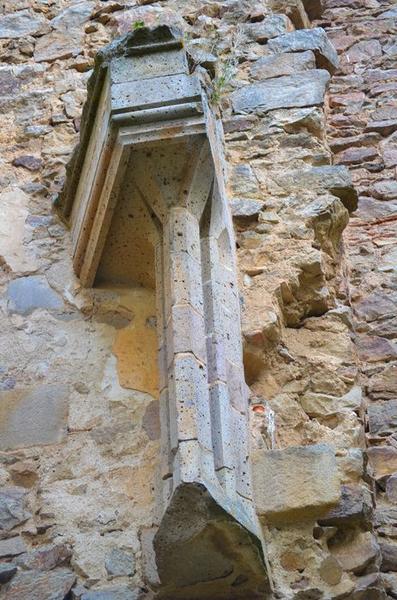 vue partielle des ruines, détail d'un des montants d'une cheminée monumentale