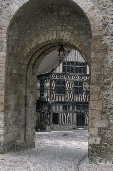 Façade à pans de bois vue de la porte Saint-Jean