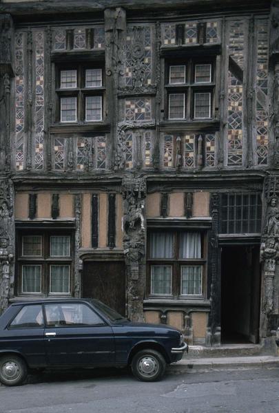 Façade à pans de bois et carreaux émaillés sur rue