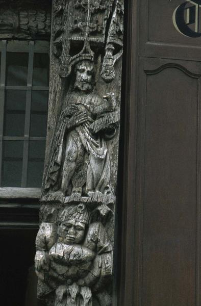 Détail de la façade à pans de bois : statuette sur un pilier sculpté