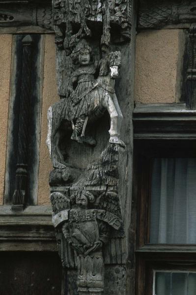 Détail de la façade à pans de bois : statuette sur un pilier sculpté