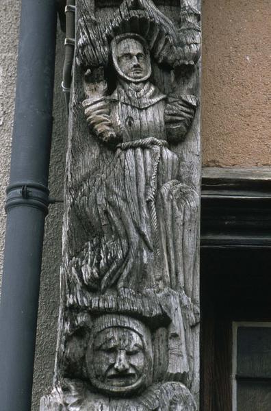 Détail de la façade à pans de bois : statuette sur un pilier sculpté