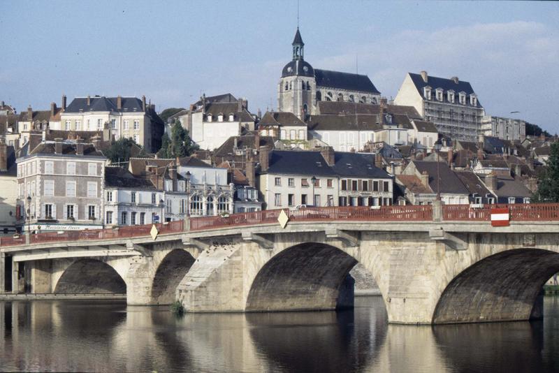 Vue générale de la ville, le pont sur l'Yonne et l'église