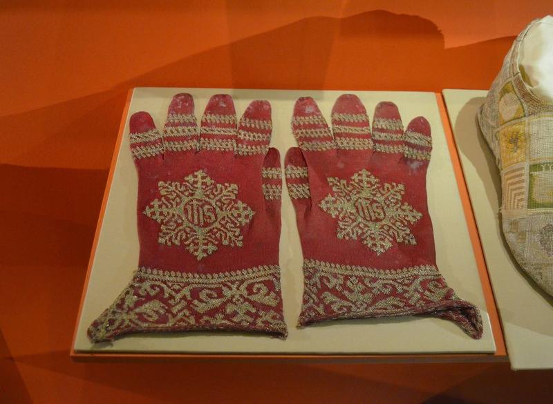 gants liturgiques en soie rouge et blanche du cardinal Pierre de Foix, vue générale - © Ministère de la Culture (France), Médiathèque du patrimoine et de la photographie, diffusion RMN-GP