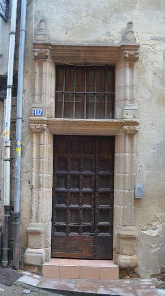 vue générale de la porte d'accès sur rue