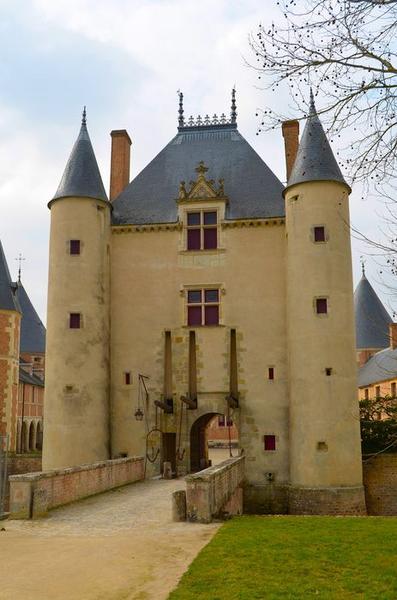 châtelet d'entrée, façade est, vue générale