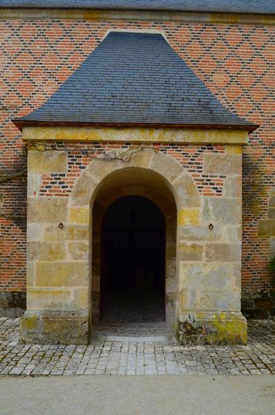 aile nord, porche d'accès aux écuries, vue générale