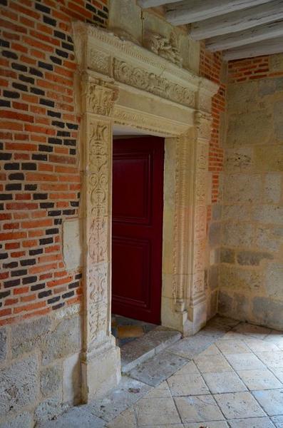 aile sud, cour intérieure, galerie couverte, détail d'une des portes d'accès au bâtiment