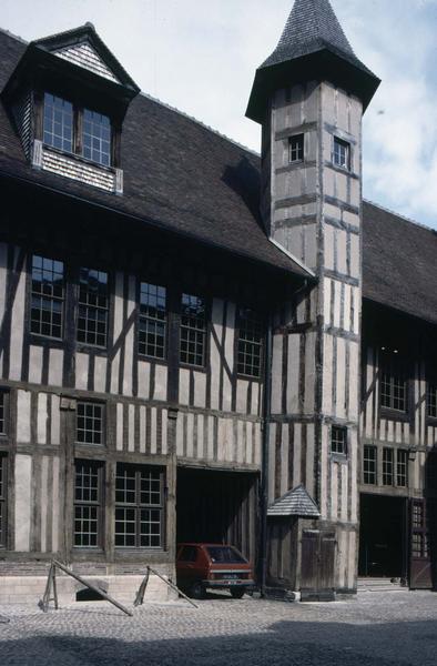 Façade à pans de bois avec tourelle d'escalier