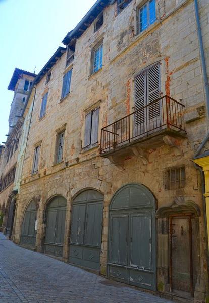 vue générale de la façade sur la place