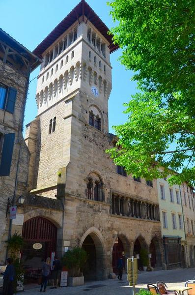 Vue générale de la façade sur la place