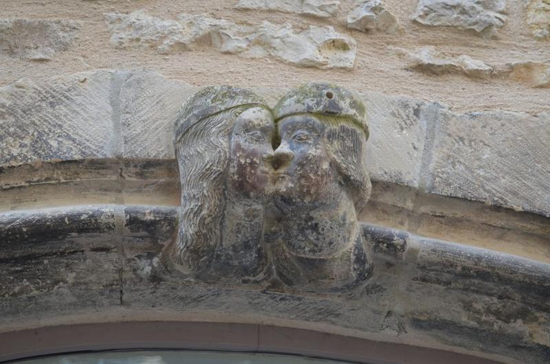 façade sur rue, détail d'une clef sculptée de l'arc de droite du rez-de-chaussée