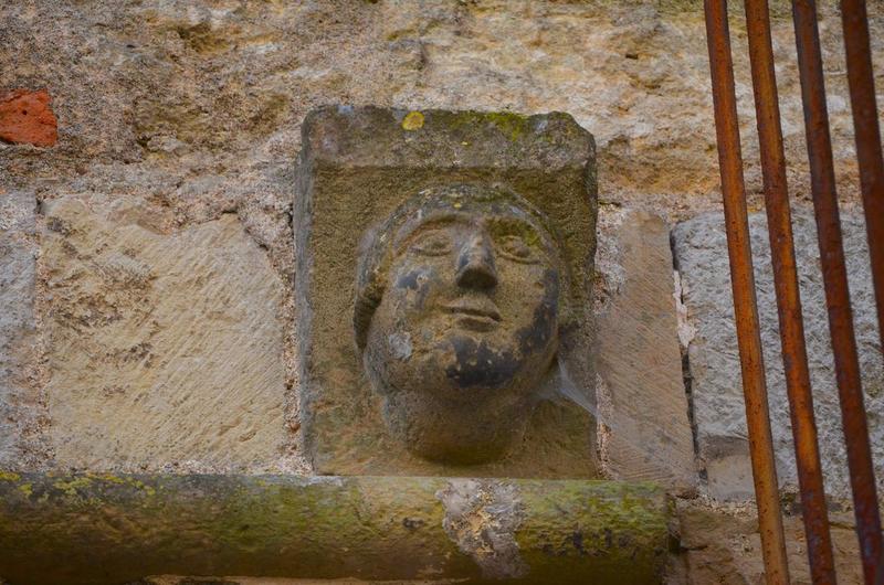 façade sur la place, détail d'un des corbeaux de pierre sculptés entre le premier et le deuxième niveau