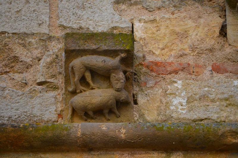 façade sur la place, détail d'un des corbeaux de pierre sculptés entre le premier et le deuxième niveau