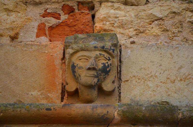 façade sur la place, détail d'un des corbeaux de pierre sculptés entre le premier et le deuxième niveau