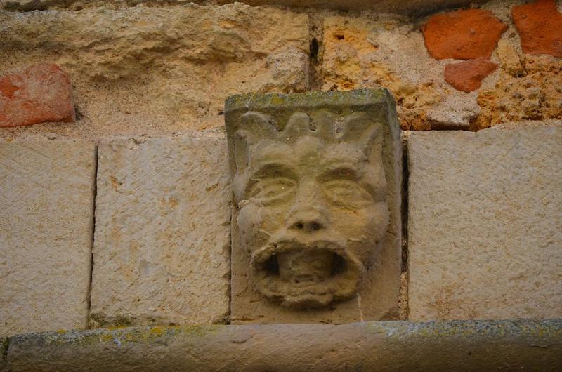 façade sur la place, détail d'un des corbeaux de pierre sculptés entre le premier et le deuxième niveau