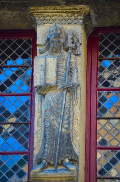 façade sur la place, détail des éléments sculptés du premier niveau