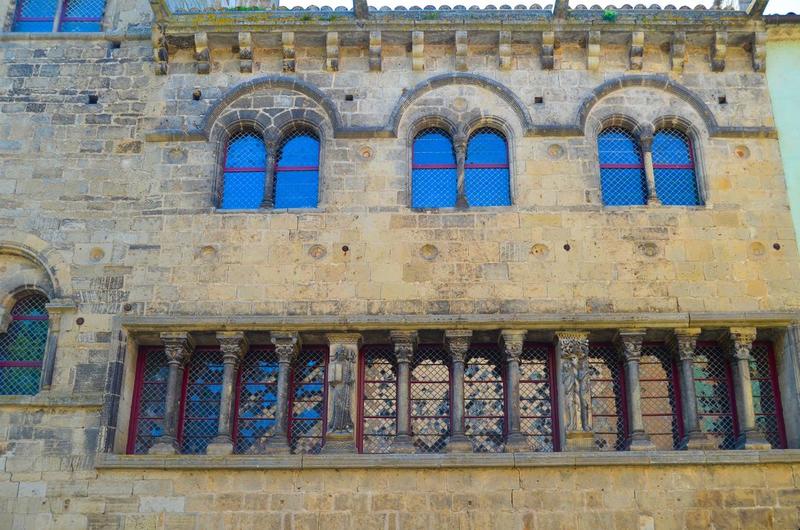 vue partielle de la façade sur la place