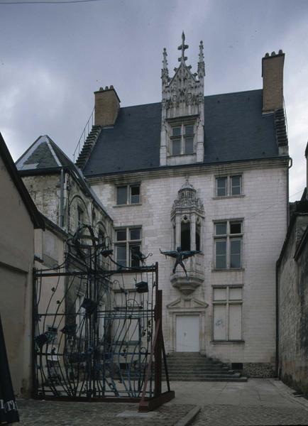 Façade sur cour : tourelle d'encorbellement