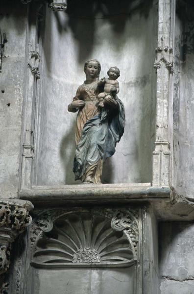 Intérieur : statue de la Vierge à l'enfant