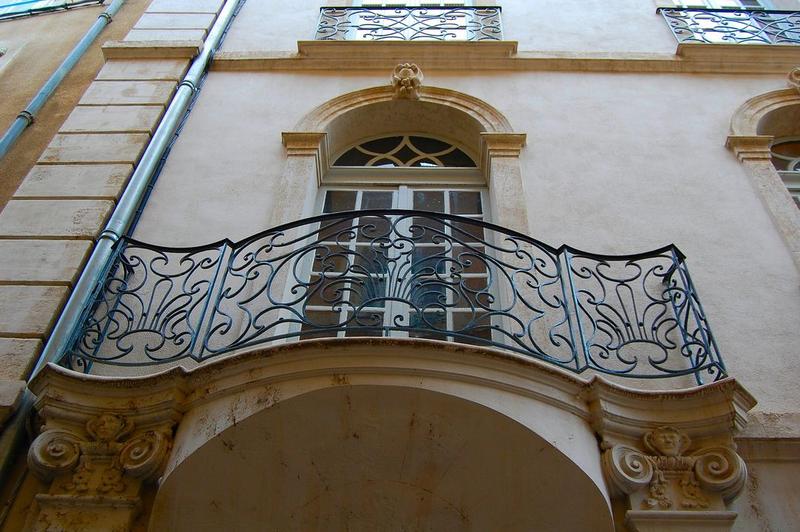 façade sur rue, détail de la ferronnerie du balcon du 1er niveau