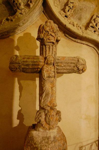 vue générale de la croix actuellement déposée dans l'église Notre-Dame-de-Romigier