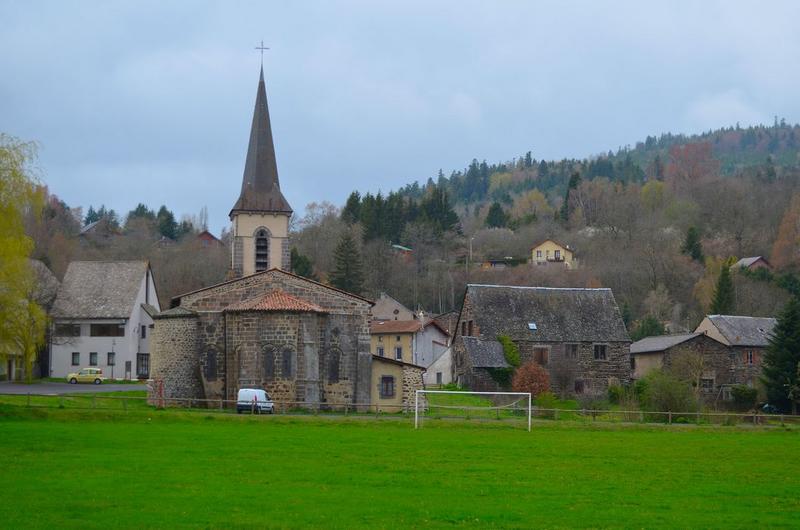 vue générale de l'église dans son environnement