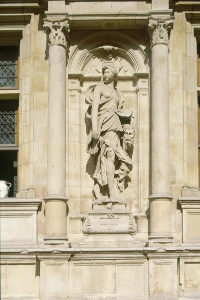 Statue de Judith sur un trumeau dans la cour d'honneur