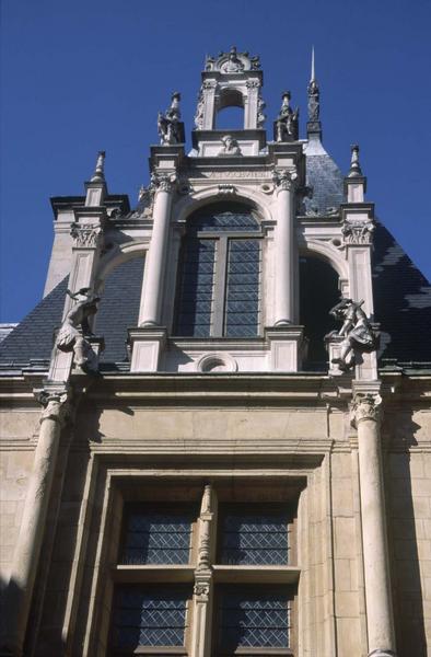 Cour d'honneur, côté nord : lucarne