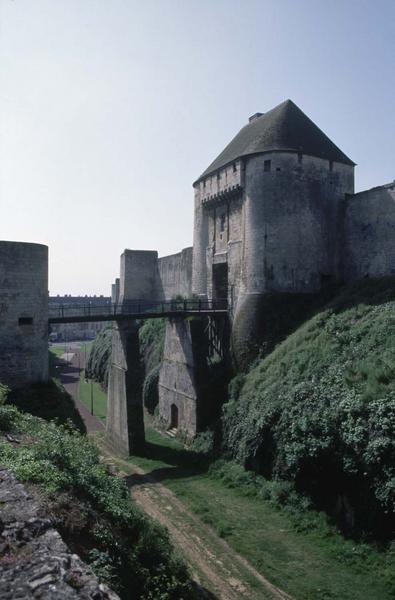 Porte des champs ou d'entrée et pont