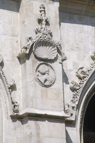 Décor à coquille entre deux baies d'une façade latérale