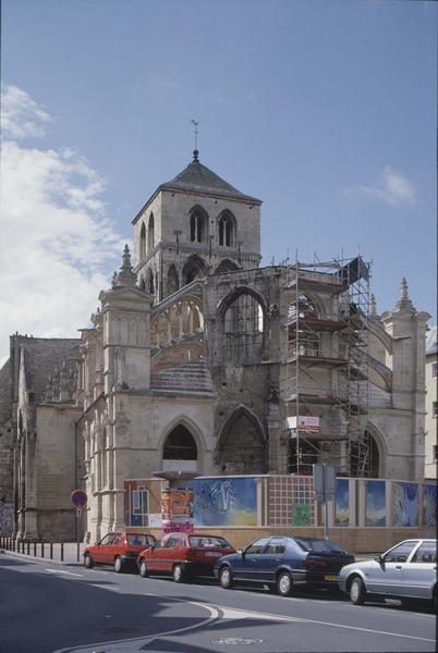 Clocher et abside en cours de restauration