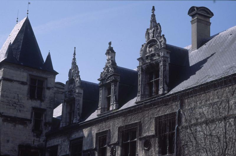 Façade sur cour : lucarnes sculptées