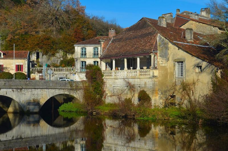 vue générale de la maison dans son environnement