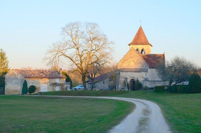 vue générale de l'église dans son environnement