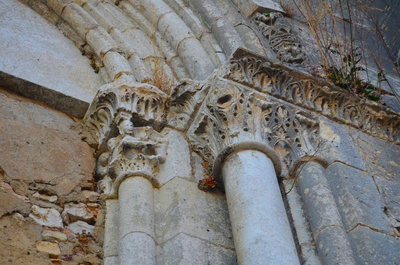 façade occidentale, détail de trois chapiteaux sculptés