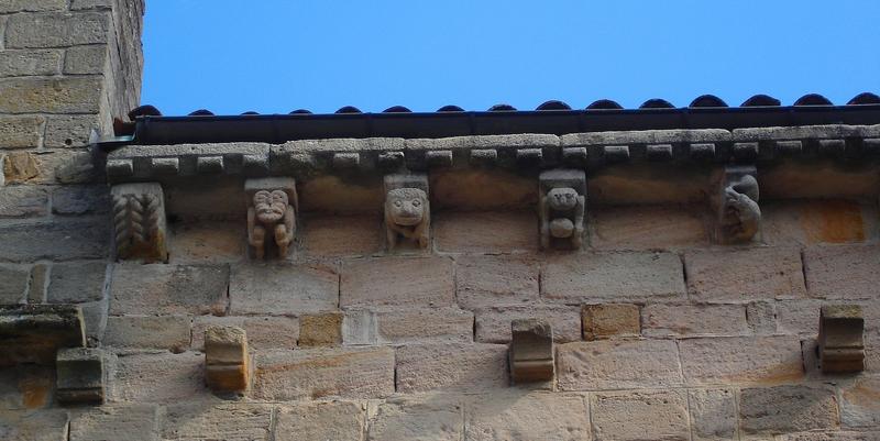 flanc sud, détail des corbeaux de pierre sculptés