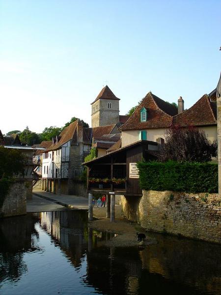 vue partielle de l'église dans son environnement