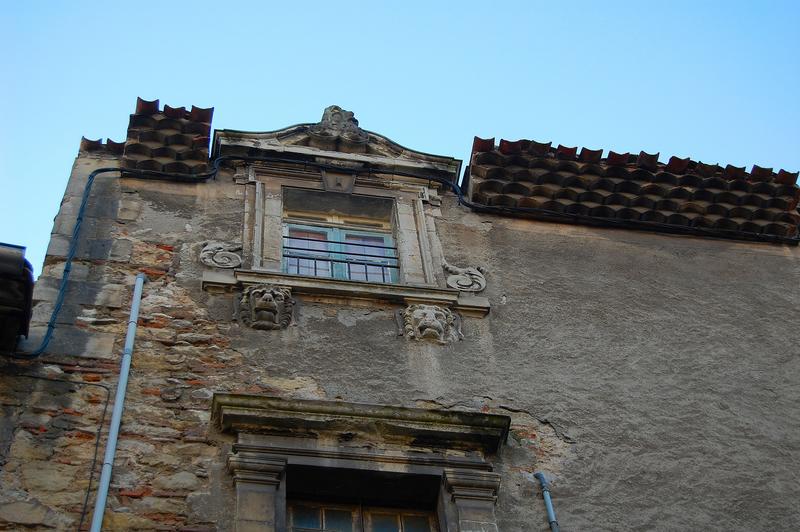 façade sur rue, détail d'une lucarne