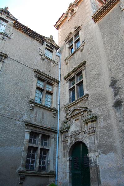 Cour intérieure, tour d'escalier, vue générale