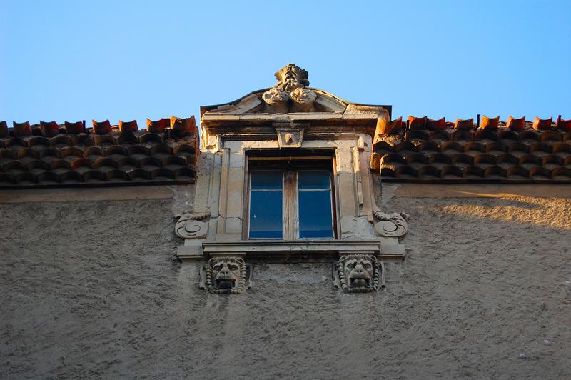 façade sur rue, détail d'une lucarne